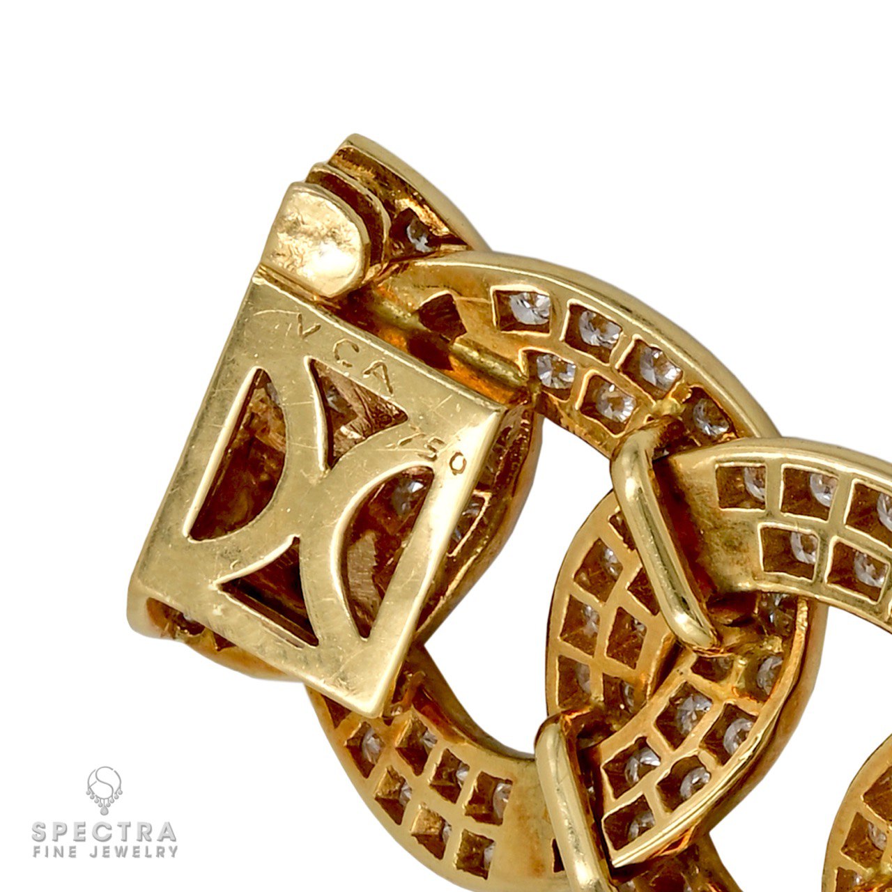 VCA Olympia bracelet clasp showing VCA and 750 hallmarks